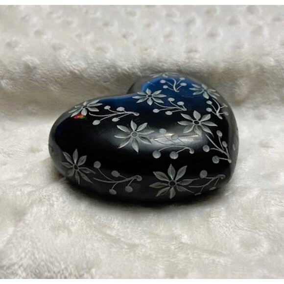 Vintage Hand Carved Heart Shaped Black Soapstone Paperweight w/White Accents - Picture 4 of 5